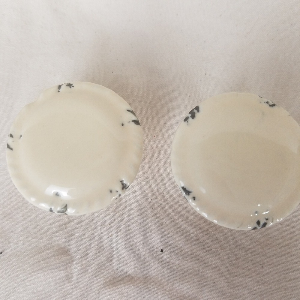 Dritz Home 47019 Ceramic Distressed Disk Knob Cream Scalloped Set of 2 New